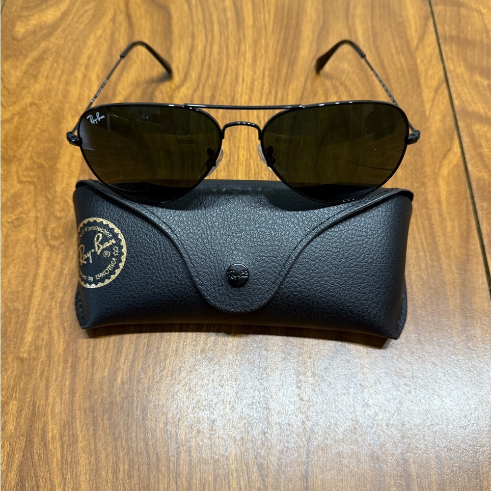 Ray-Ban Black Aviator Sunglasses with Case